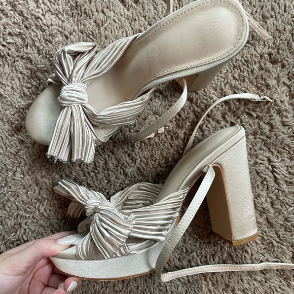 Barely Worn Champagne Bow Heels - Picture 1 of 3
